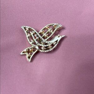 Vintage Gerry Signed Dove Love Bird Pin Broch Goldtone with Textured Detail